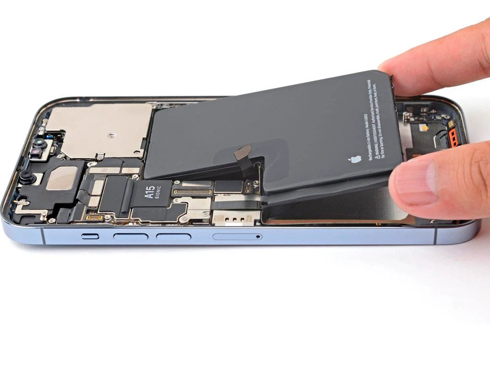 Bateria sendo retirada de um iPhone aberto